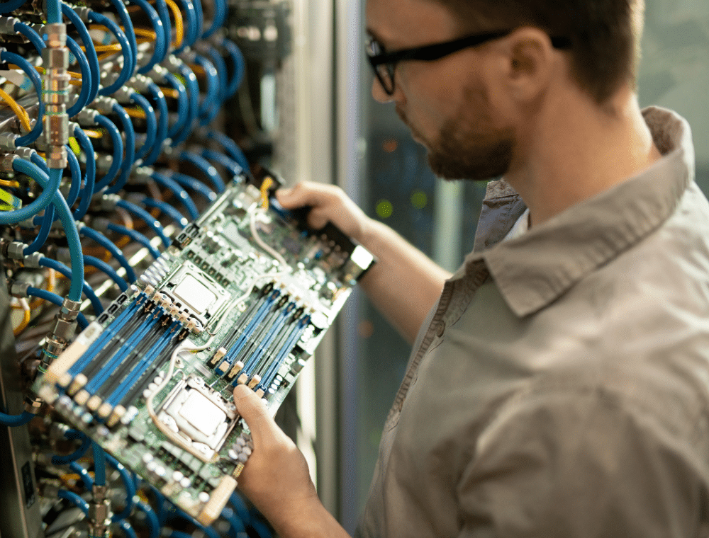 Techniker des IT-Service Esslingen mit Mainboard.