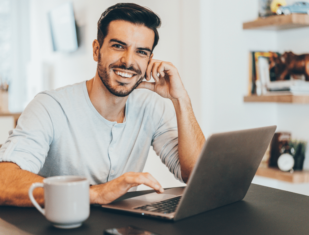 Kleine Kaffeepausen im Home-Office steigern die Mitarbeitermotivation.