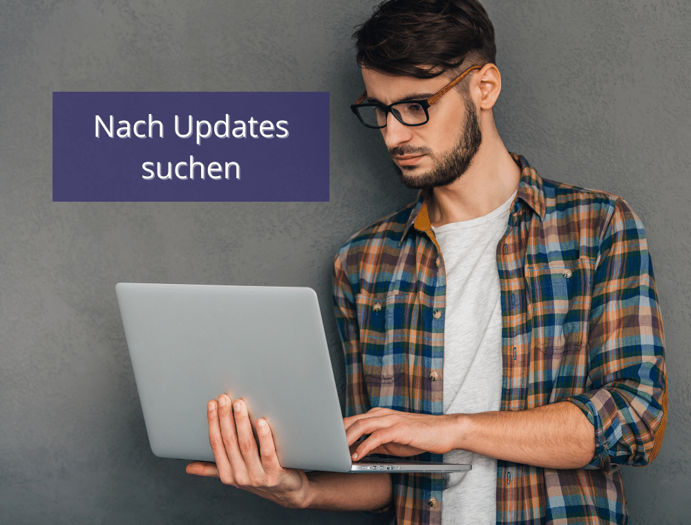 Mann beim PC richtig einrichten und Updates suchen.