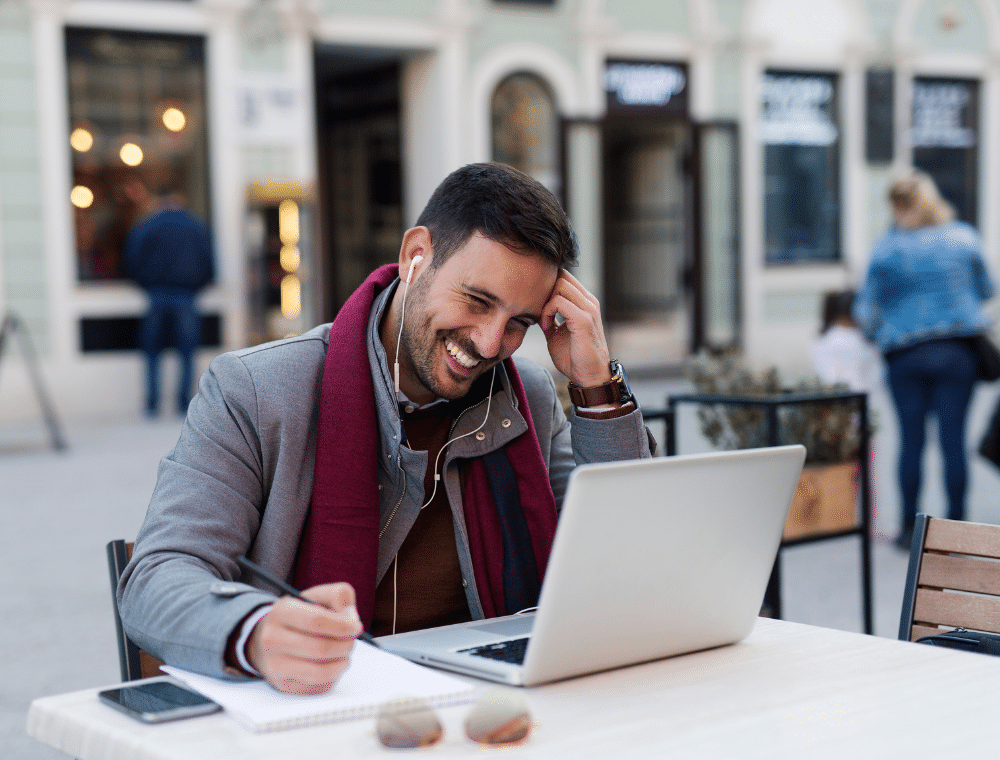 Mann arbeitet in Café dank eines Dokumenten-Management-Systems.