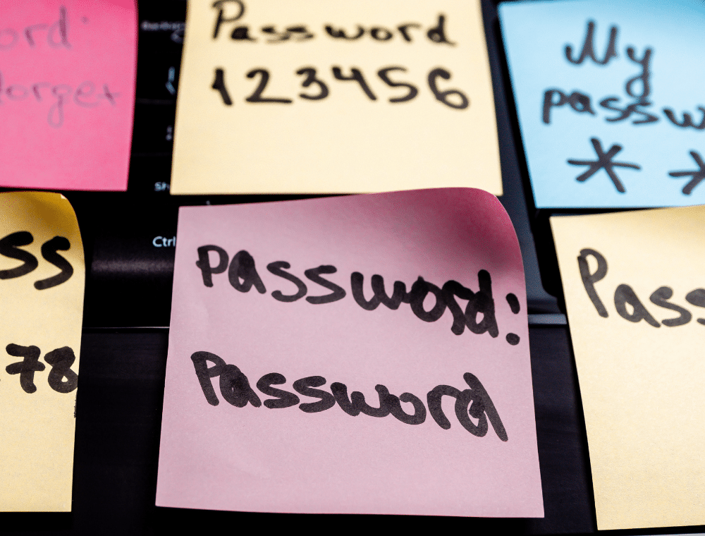 Unsichere Passwörter auf Notizzetteln als einer der 5 größten Schwachpunkte der IT-Sicherheit in Unternehmen.