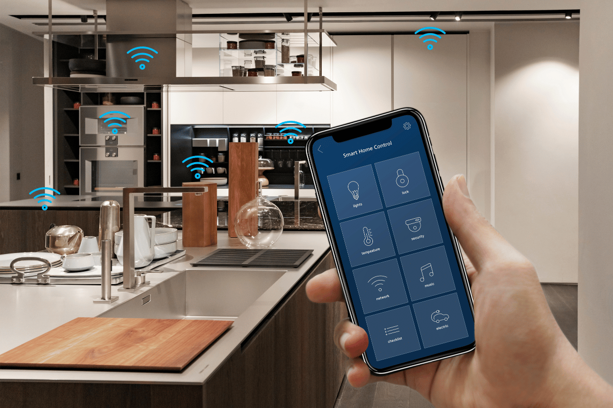 IoT-Geräte in der Küche eines Smart Homes.
