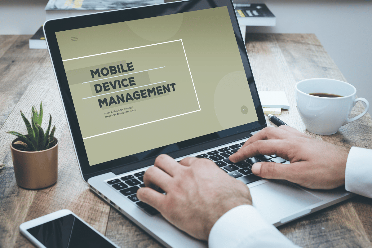 Laptop mit Mobile Device Management beugt einem der 5 häufigsten Cybersecurity-Fehler vor.