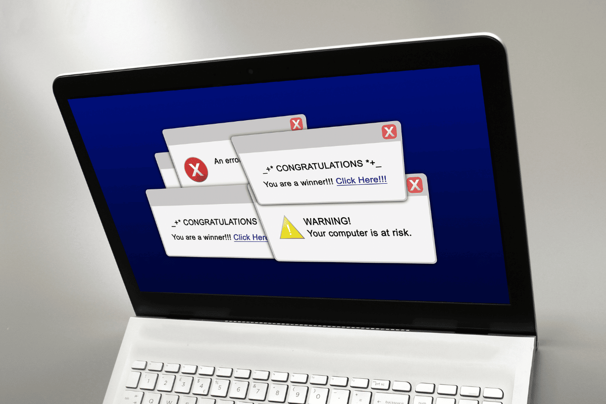 Laptop mit verdächtigen Popups die Malware vermuten lassen.