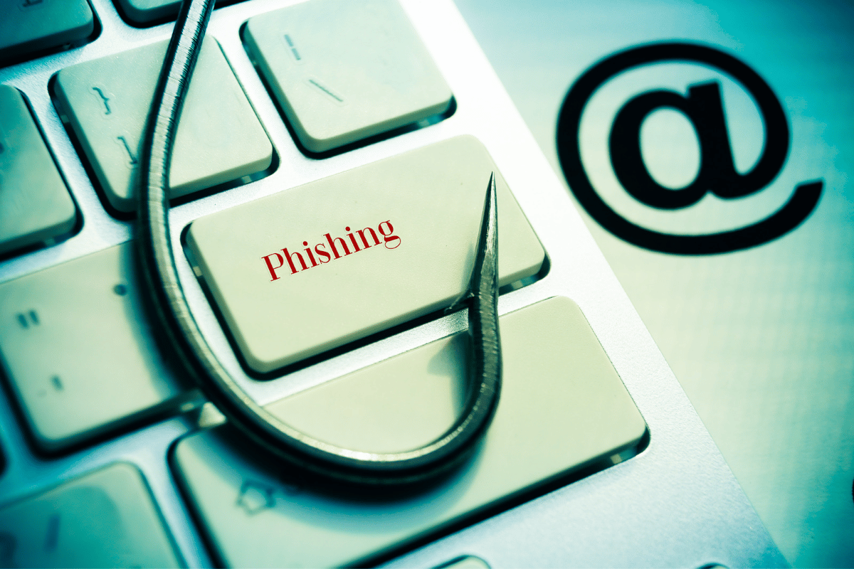 Team regelmäßig in IT-Sicherheit schulen und Phishing erkennen..